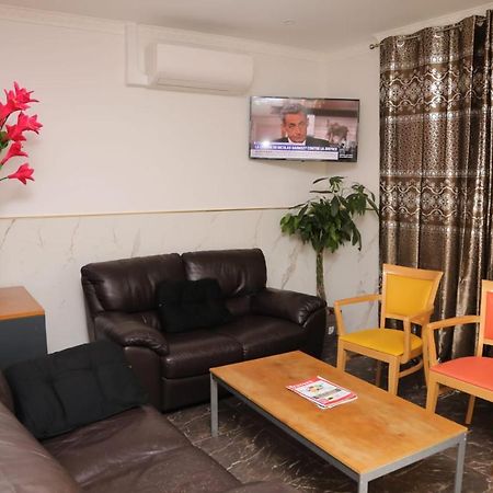 Hotel Le Privilege La Courneuve Extérieur photo