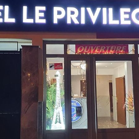 Hotel Le Privilege La Courneuve Extérieur photo