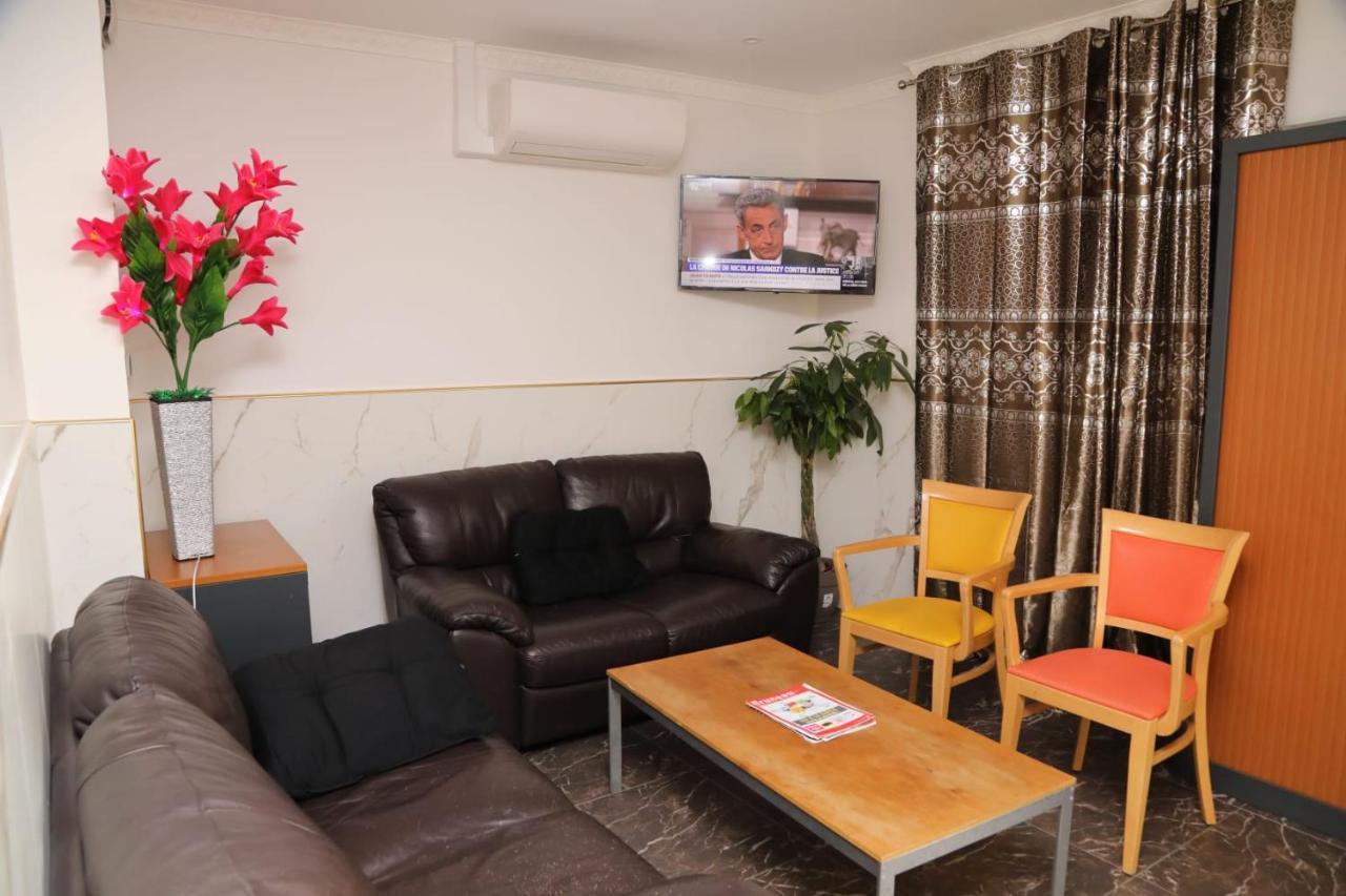 Hotel Le Privilege La Courneuve Extérieur photo