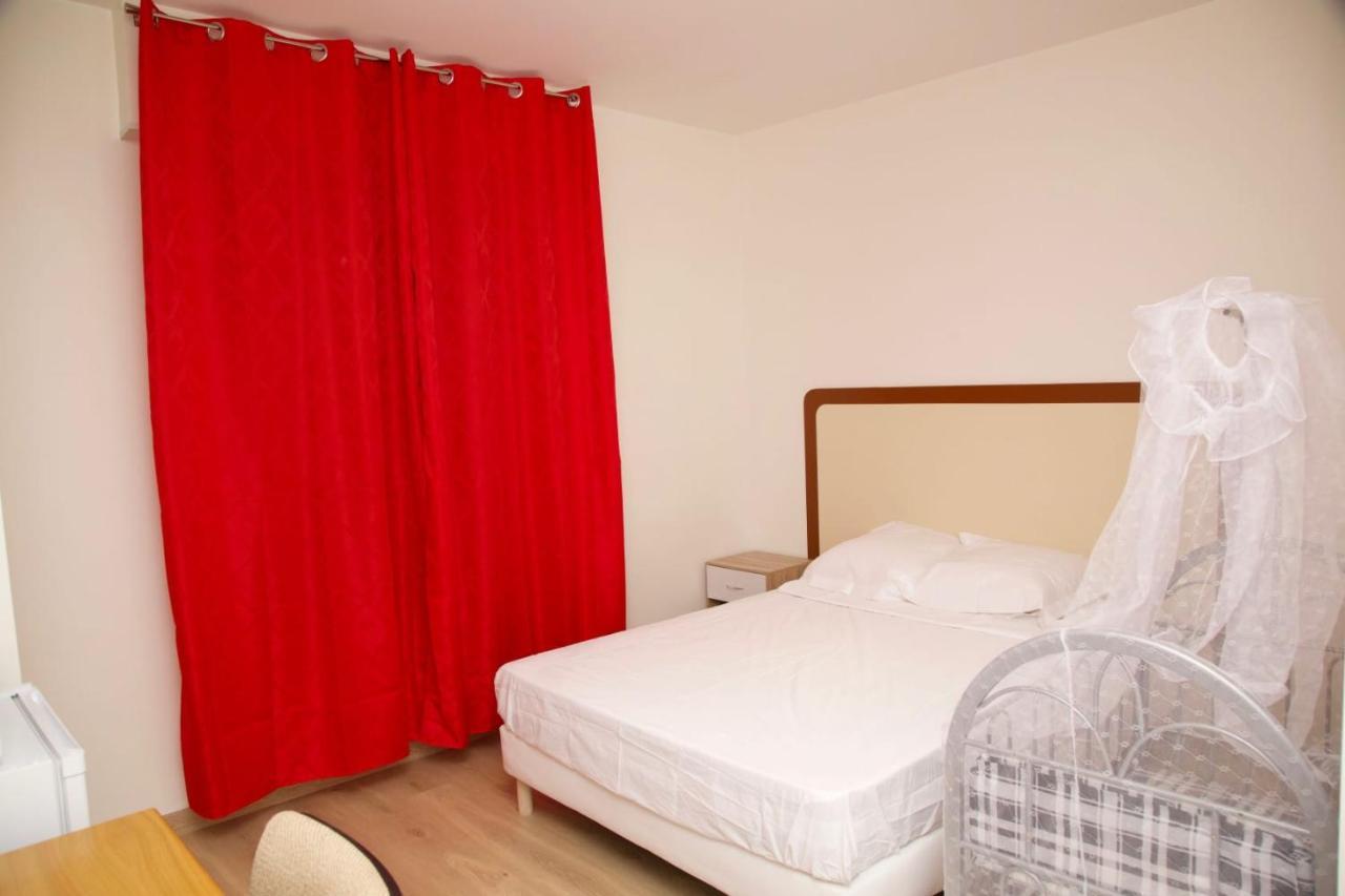Hotel Le Privilege La Courneuve Extérieur photo
